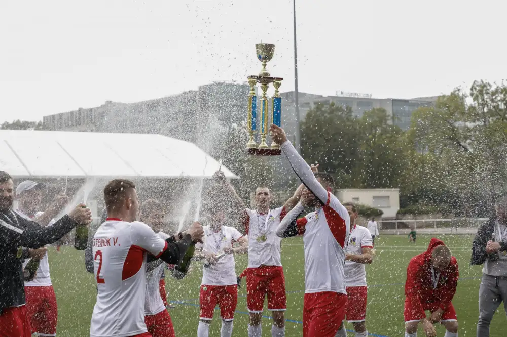 Joueurs soulevant une coupe CFL