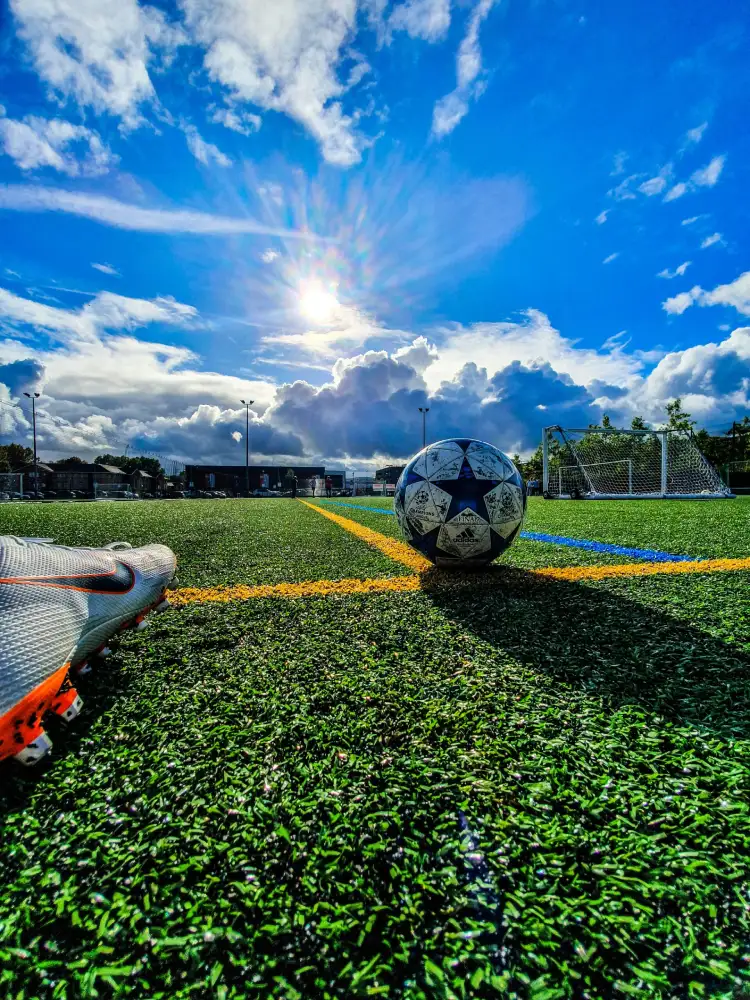 Ballon de football sur un terrain ensoleillé